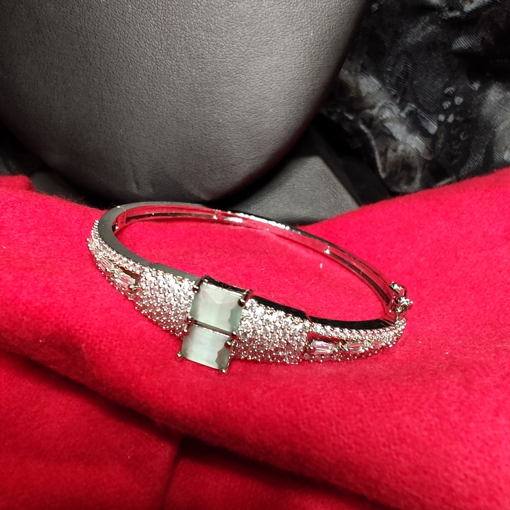 Vintage bracelet Silver Tone Hinged